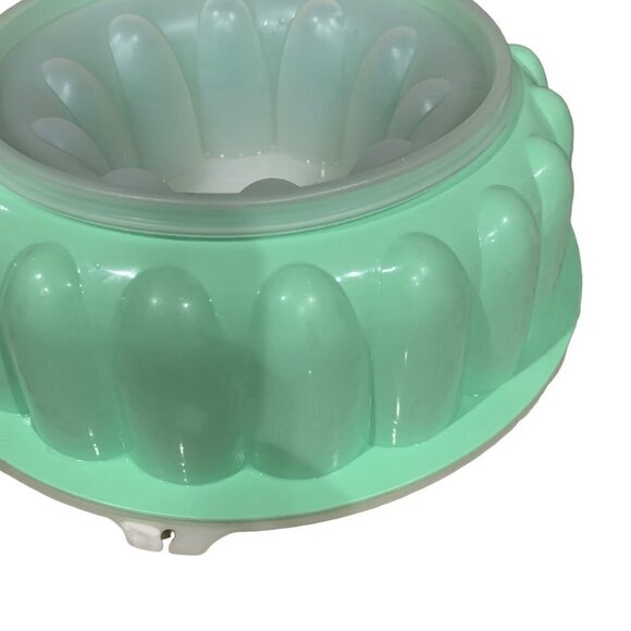 Vintage 1970s Mint Green Tupperware Mold - Picture 3 of 6